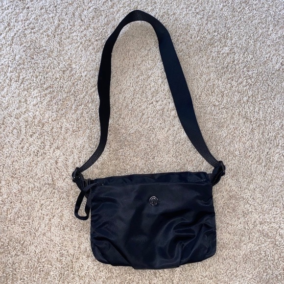 lululemon athletica Handbags - Lululemon Black Cross Body Purse (Waterproof) Adjustable Straps